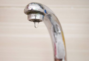 Vinç aşağı düşen su damlaları