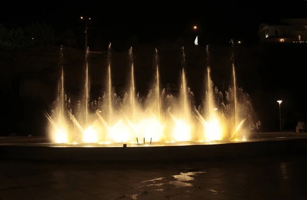 Fuente de canto en la plaza Rike Tbilisi por la noche — Foto de Stock