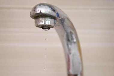 Vinç aşağı düşen su damlaları