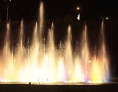 Rike Meydanı Tbilisi Çeşmede geceleri şarkı