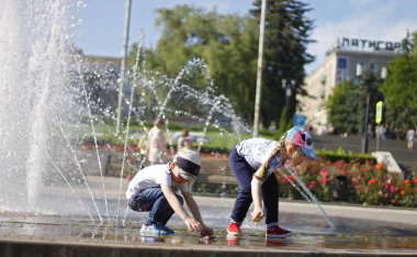 Çocuklar sıçramasına fontain şehir merkezinde yakın
