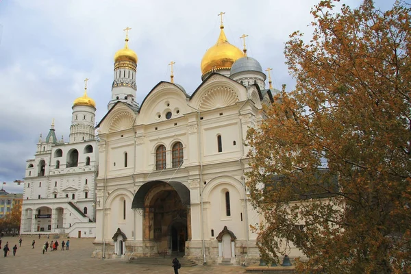 Kremlin van Moskou Fort en de kathedraal van het Kremlin binnen een herfst t — Stockfoto