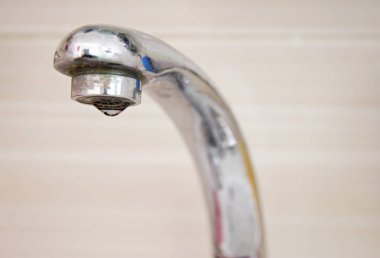 Vinç aşağı düşen su damlaları