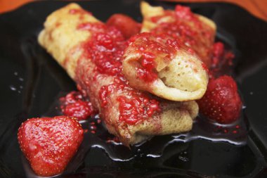 Süzme peynir ve çilek reçeli o tarafından doldurulmuş krep kadar haddelenmiş