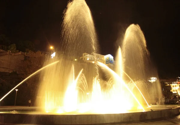 Fontana di canto in piazza Rike Tbilisi di notte — Foto Stock