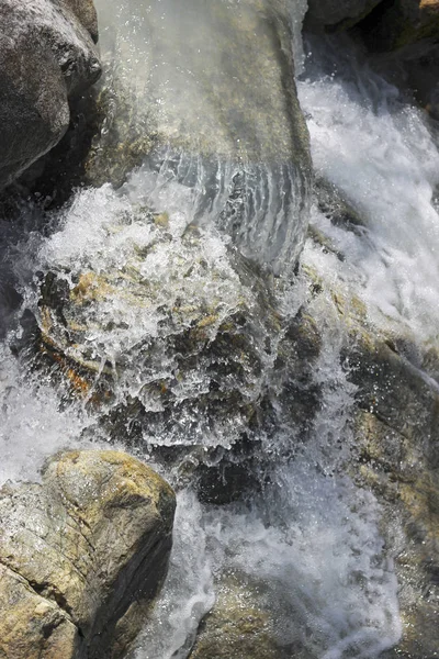 Río salvaje de montaña que fluye en el cañón —  Fotos de Stock