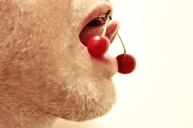 Genç adam tutun bir kiraz baştan çıkarıcı diliyle