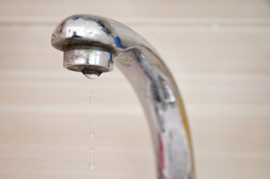 Vinç aşağı düşen su damlaları