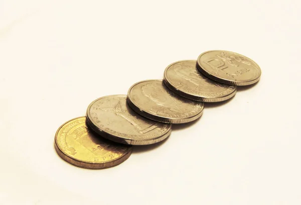 Montones de monedas rusas colocadas sobre el fondo blanco — Foto de Stock