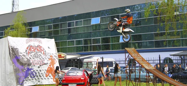 Moto acrobacias piloto retraso del crecimiento en el parque - Pyatigorsk Rusia O — Foto de Stock