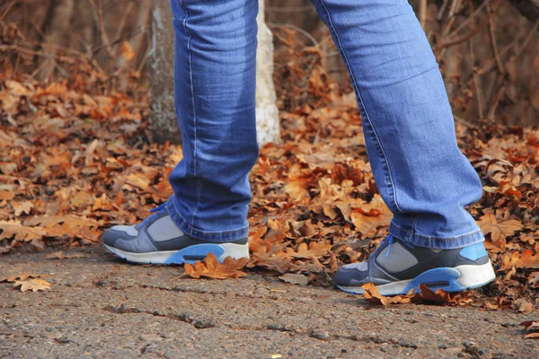 Mujer joven caminando en el parque de otoño de cerca — Foto de Stock