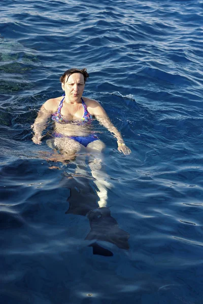 Mulher fotógrafa mergulhando na água do mar Vermelho — Fotografia de Stock