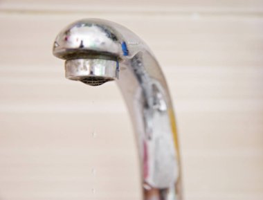 Vinç aşağı düşen su damlaları