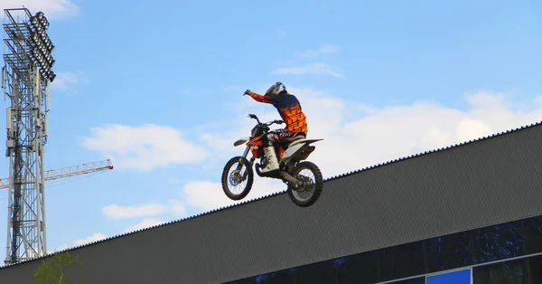 Moto stuntrider pilot dvärgväxt i parken - Pyatigorsk Ryssland O — Stockfoto