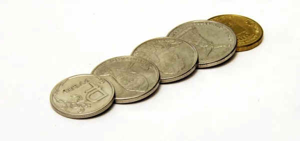 Pile di monete russe che posano sullo sfondo bianco — Foto Stock
