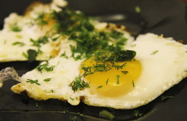 Τηγανιτά αυγά στο πιάτο και άνηθο πάνω από — Φωτογραφία Αρχείου