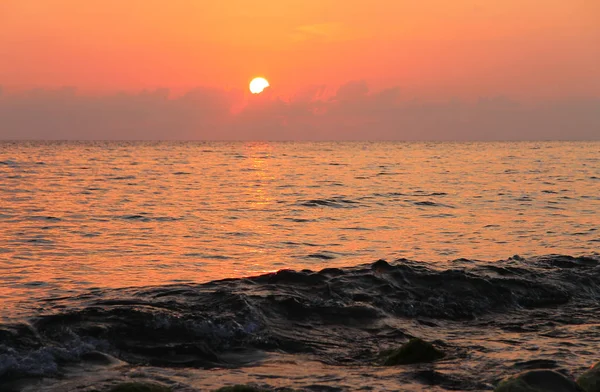 Puesta de sol sobre el mar. Buenas tardes. Mar Negro — Foto de Stock