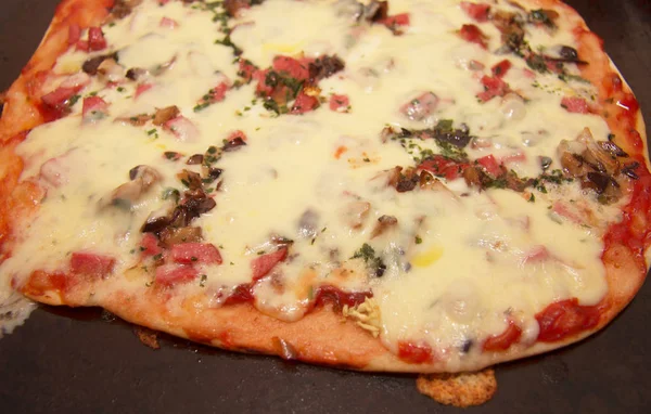 Pizza mit Mozzarella, gebratenen Pilzen, Wurst und Petersilie — Stockfoto