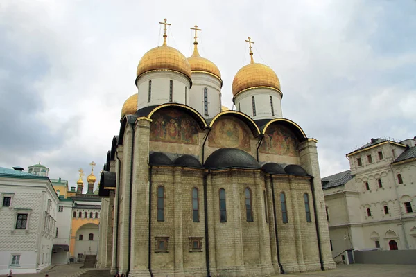 Kremlin van Moskou Fort en de kathedraal van het Kremlin binnen een herfst t — Stockfoto