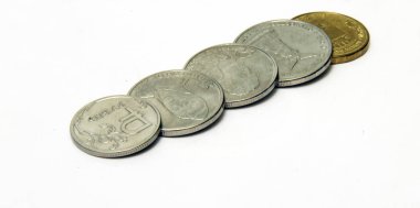 Beyaz arka plan üzerinde döşeme Rus para destesi