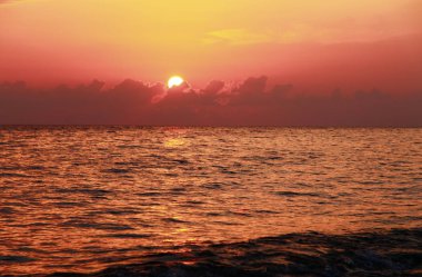 Denizde gün batımı. Akşam. Karadeniz