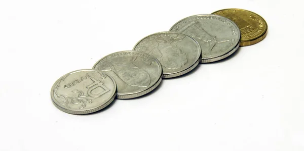 Pile di monete russe che posano sullo sfondo bianco — Foto Stock