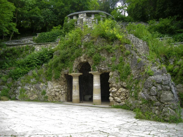 Die dianas grotte. Blumenpark. Pyatigorsk Wahrzeichen des Nordens — Stockfoto