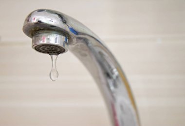 Vinç aşağı düşen su damlaları