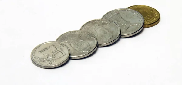 Montones de monedas rusas colocadas sobre el fondo blanco — Foto de Stock