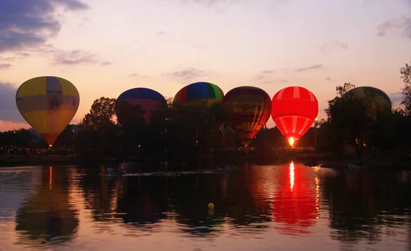 Sıcak hava baloons göl yakınındaki akşam gökyüzünde uçan — Stok fotoğraf