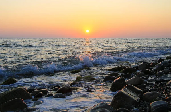 Coucher de soleil sur la mer. Bonsoir. Mer Noire bord de mer — Photo