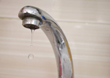 Vinç aşağı düşen su damlaları