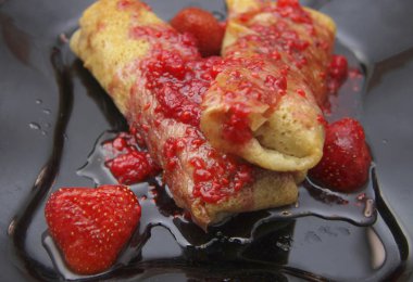 Süzme peynir ve çilek reçeli o tarafından doldurulmuş krep kadar haddelenmiş