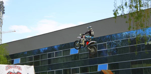 Moto stuntrider pilota acrobazia nel parco - Pyatigorsk Russia O — Foto Stock