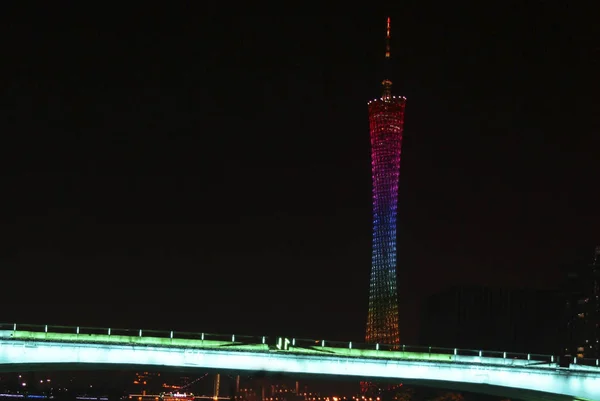 Canton tower in the night at Pearl river — Stock Photo, Image