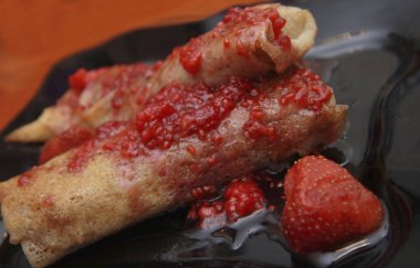 Süzme peynir ve çilek reçeli o tarafından doldurulmuş krep kadar haddelenmiş