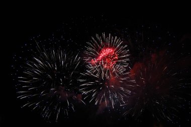 siyah gece gökyüzünde kutlamaları havai fişek