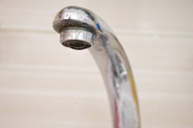 Vinç aşağı düşen su damlaları