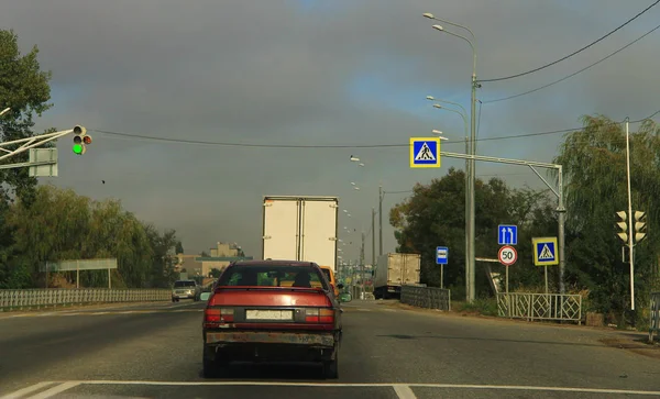 Paesaggio autostradale con auto in movimento durante il giorno — Foto Stock