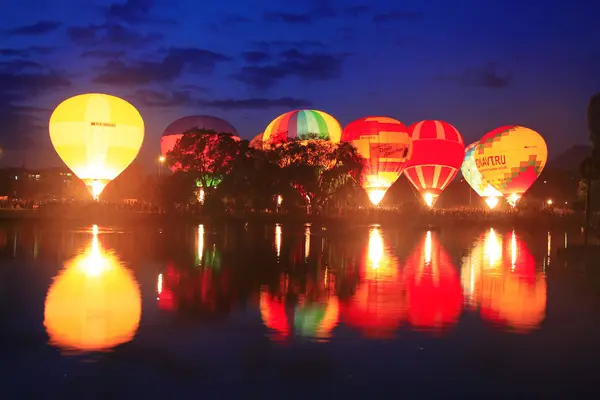Gorące powietrze balony latające w wieczorne niebo, w pobliżu jeziora — Zdjęcie stockowe