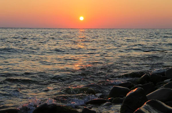 Ηλιοβασίλεμα πάνω από τη θάλασσα. Το βράδυ. Μαύρη Θάλασσα Παραθαλάσσιο — Φωτογραφία Αρχείου