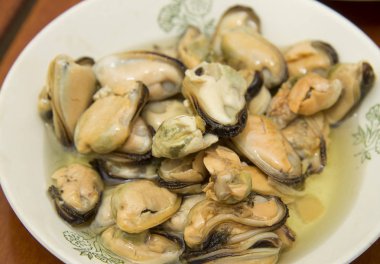 Tasty turşusu midye iin masaya bir tabak yağlı