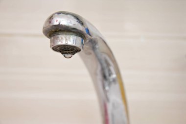 Vinç aşağı düşen su damlaları