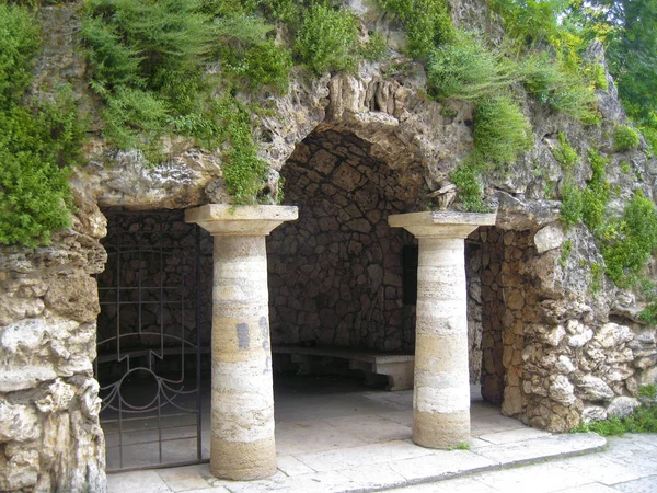 Dianas Grotto. Çiçek park. Pyatigorsk yerlerinden Norther