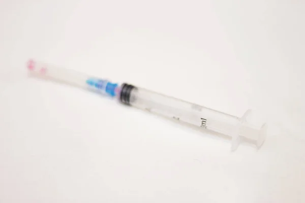 Jedna injekční stříkačka a jehly po použití na bílé bckgrou — Stock fotografie