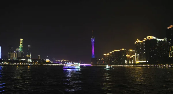 广州塔在晚上在珠江 — 图库照片