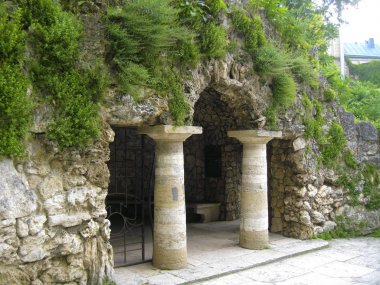 Dianas Grotto. Çiçek park. Pyatigorsk yerlerinden Norther