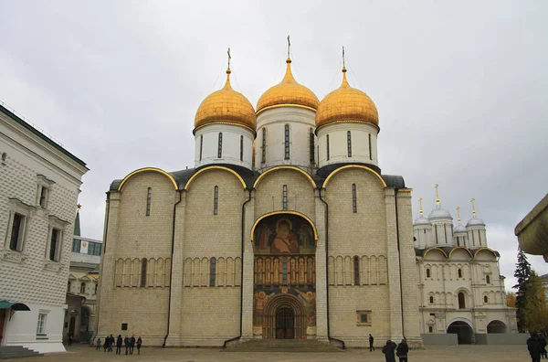 Kremlin van Moskou Fort en de kathedraal van het Kremlin binnen een herfst t — Stockfoto