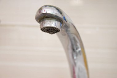 Vinç aşağı düşen su damlaları