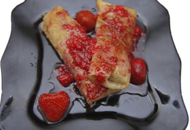 Süzme peynir ve çilek reçeli o tarafından doldurulmuş krep kadar haddelenmiş